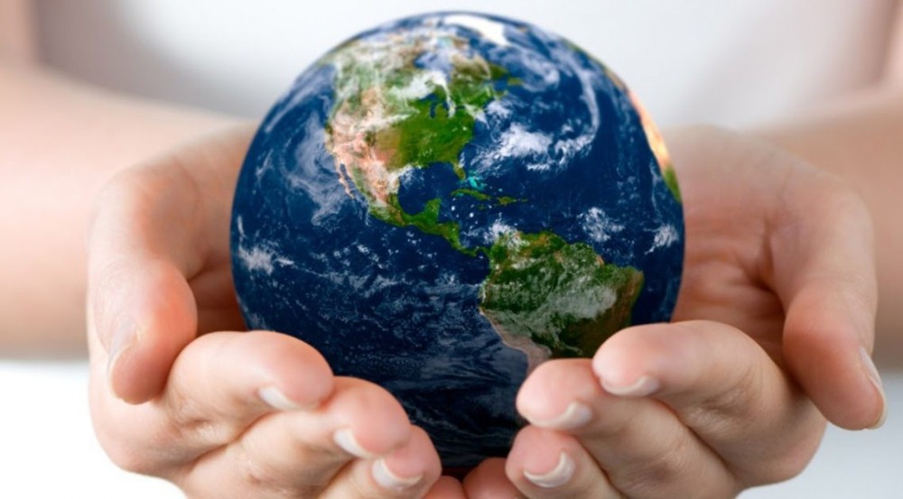 manos con un planeta tierra