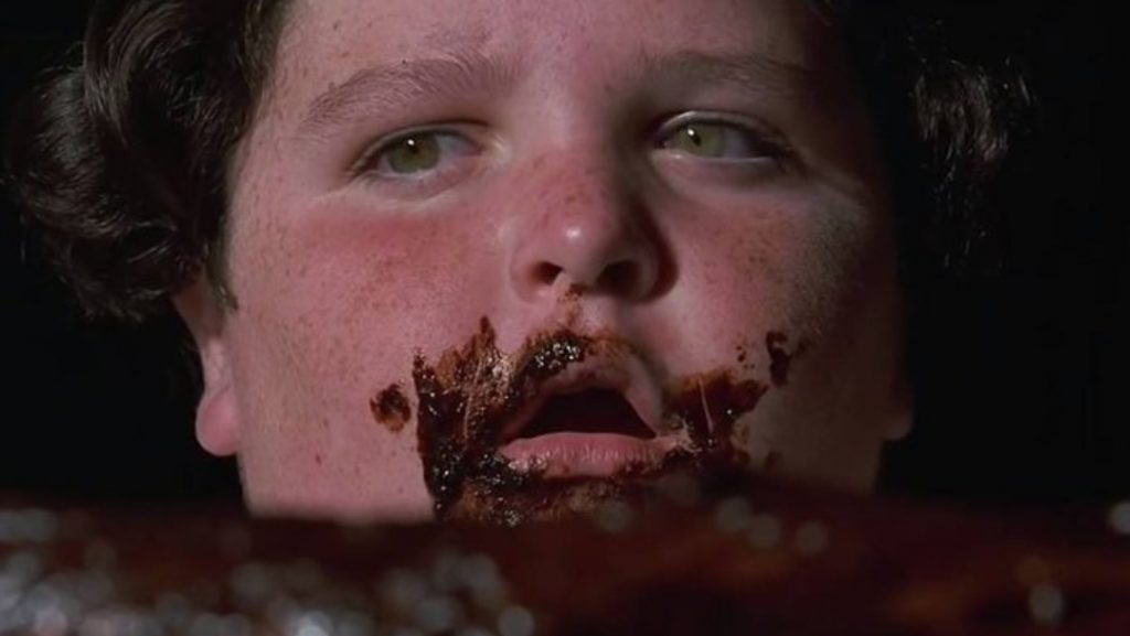 Bruce comiendo pastel