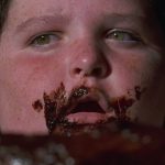 Bruce comiendo pastel