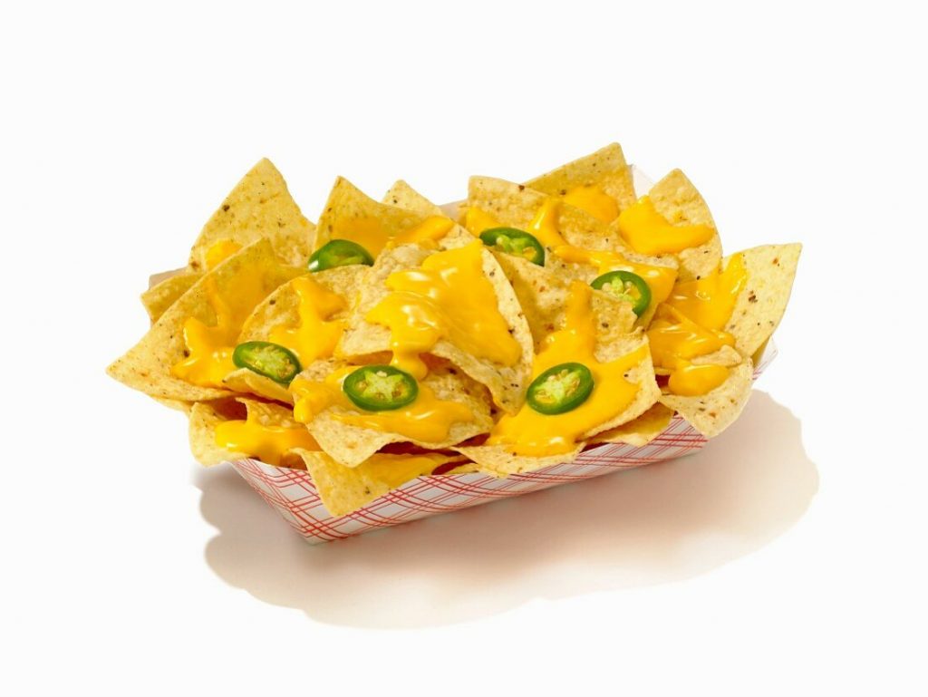 nachos con queso y jalapeños