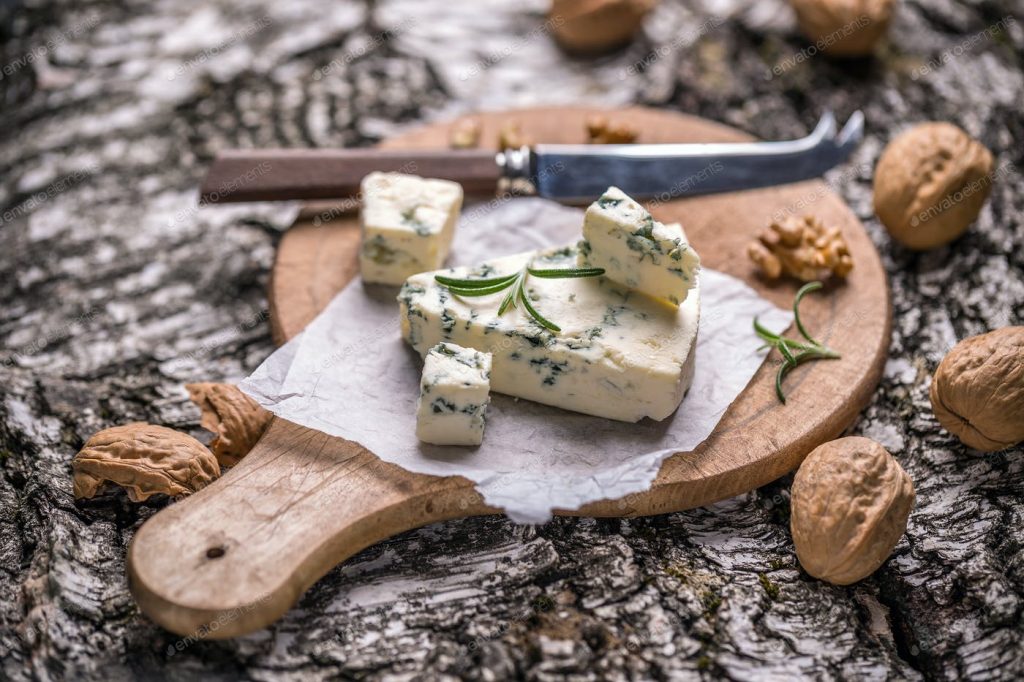 queso gorgonzola en tabla de picar