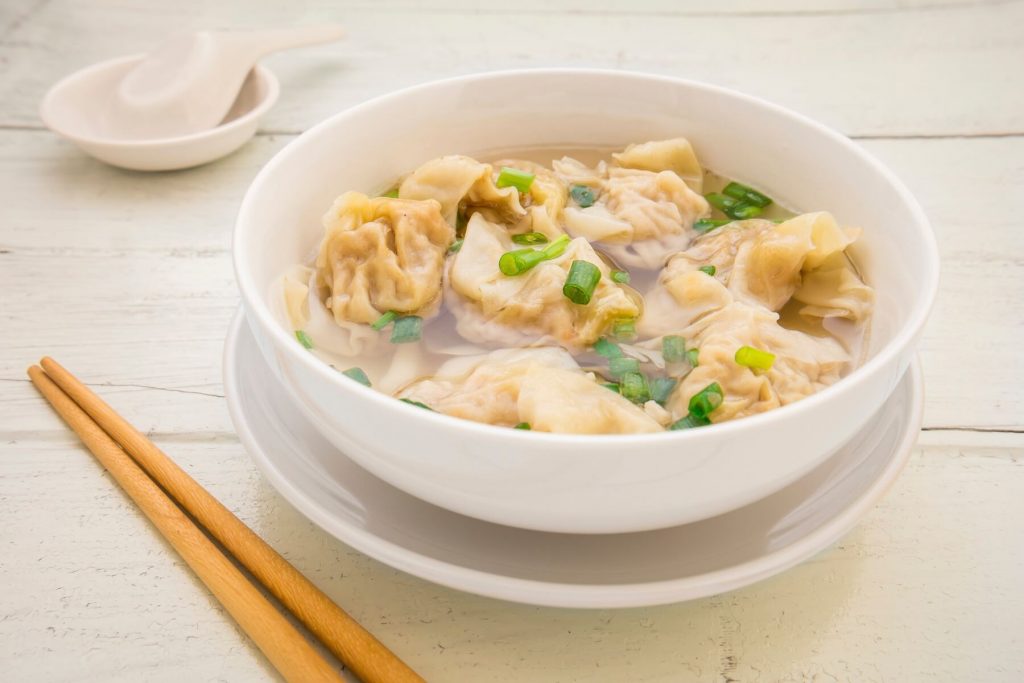 sopa wonton y palillos