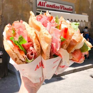 probando comida callejera en italia