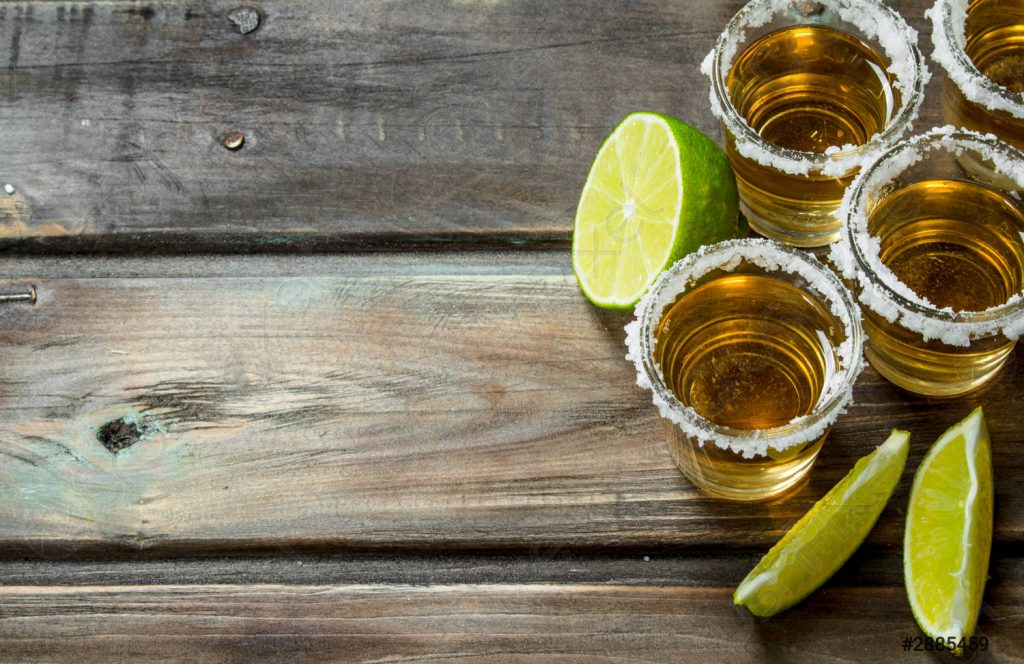 el tequila servido en caballitos